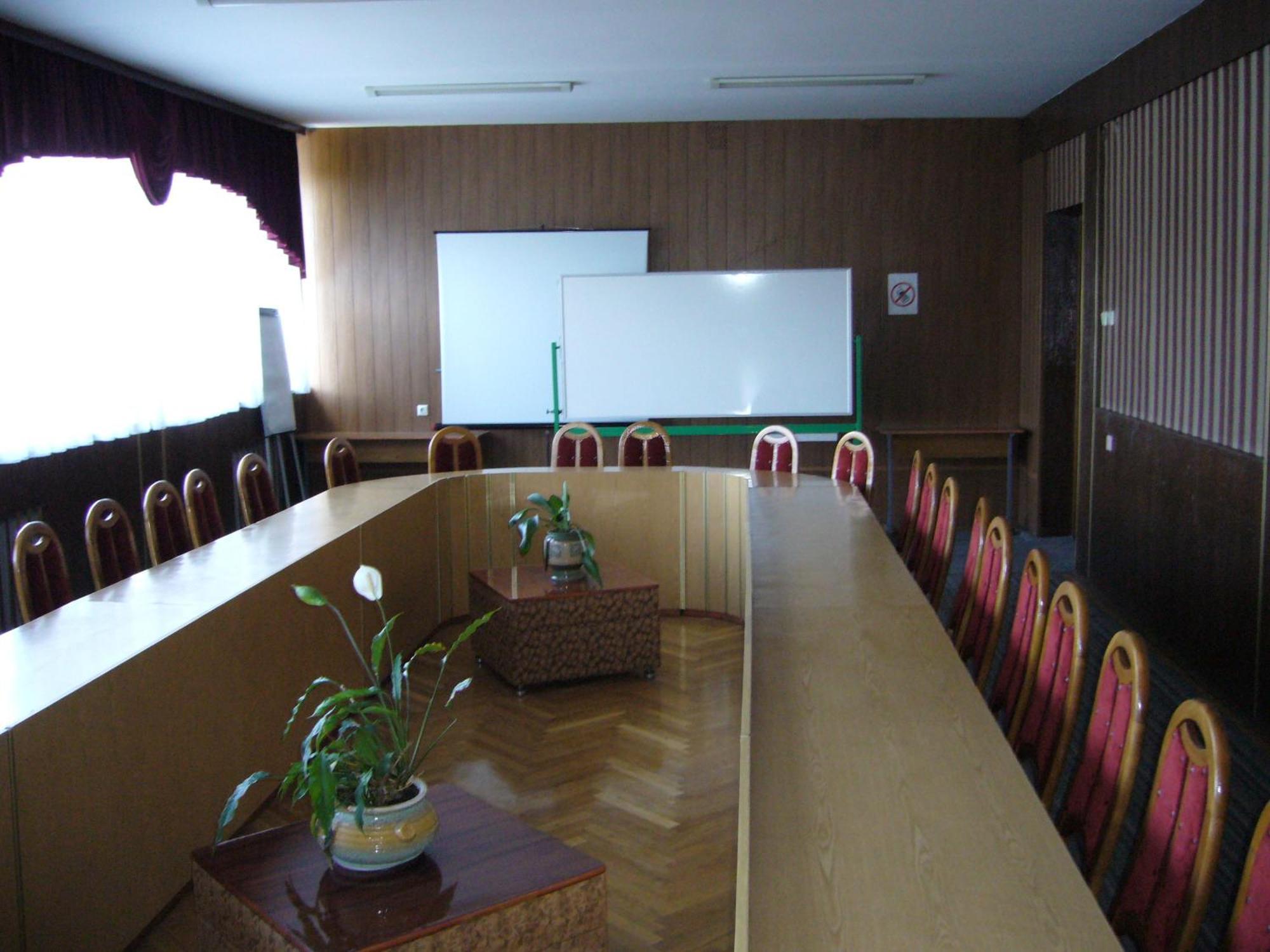 Hotel Profspilkovyi Lutsk Bagian luar foto